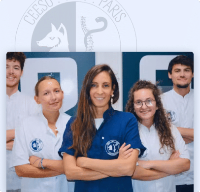 Équipe Ceeso Paris : étudiants et enseignant en blouse blanche et bleue
