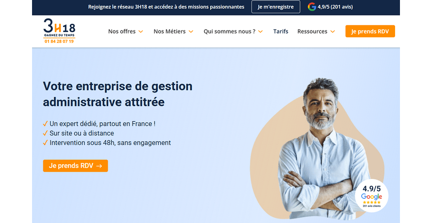 Homme souriant, expert en gestion administrative, 3h18