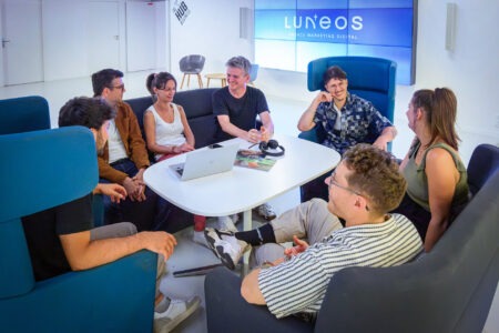 Équipe LUNEOS en réunion créative, agence marketing digital