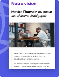 Équipe diversifiée discutant autour d'une table, mettant l'humain au cœur des décisions stratégiques.